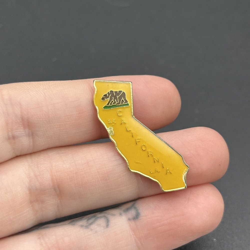 California State‎ Outline Bear Lapel Hat Pin